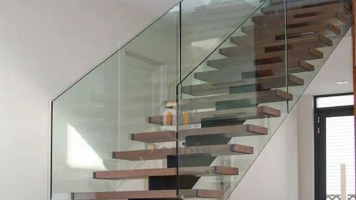 "Mẫu lan can kính cường lực không tay vịn đẹp, hiện đại cho ban công nhà phố"