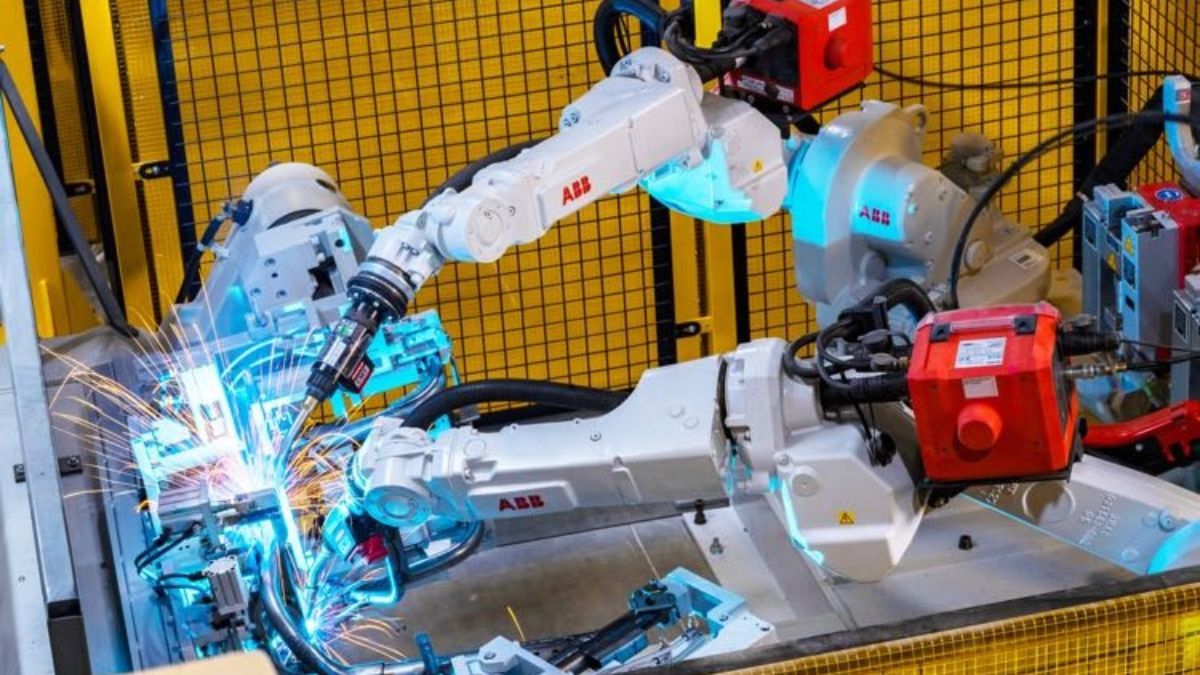 "Robot hàn tự động ứng dụng trong công nghiệp nặng, tăng tốc độ và chất lượng mối hàn" 