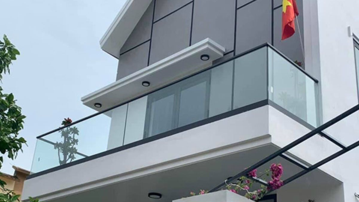 Lan can kính cường lực mặt tiền tay vịn inox 304 hiện đại, an toàn, sang trọng