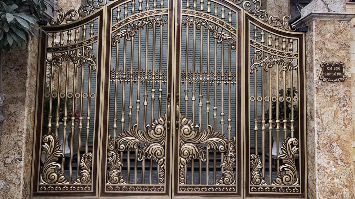 "Mẫu cổng sắt 4 cánh hoa văn cổ điển mạ đồng sang trọng cho biệt thự cao cấp"