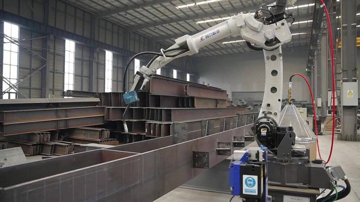 "Robot hàn tự động trong nhà xưởng công nghiệp hàn dầm thép lớn chính xác và năng suất cao" 