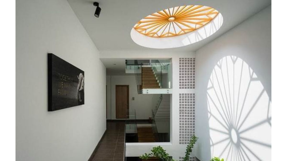 Giếng trời thiết kế độc đáo với mái vòm hình tròn, ánh sáng tự nhiên chiếu vào tạo bóng đẹp trên tường, mang đến không gian thoáng đãng và thẩm mỹ cho ngôi nhà