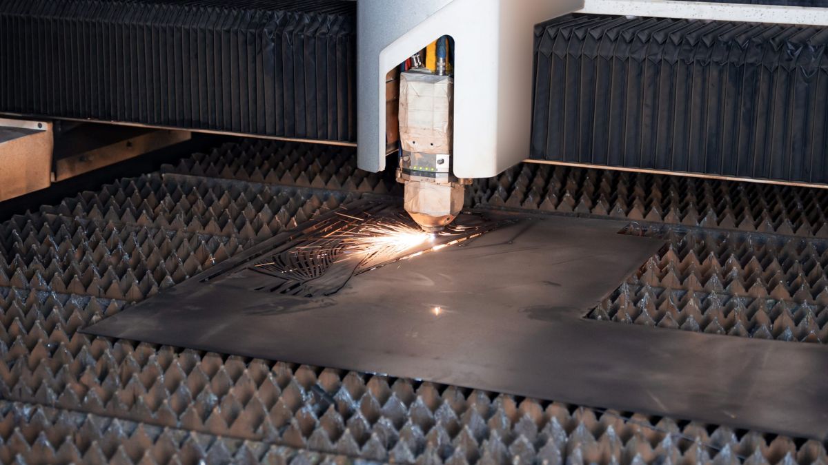"Máy cắt laser CNC công nghiệp gia công thép tấm với độ chính xác cao và đường cắt sắc nét"