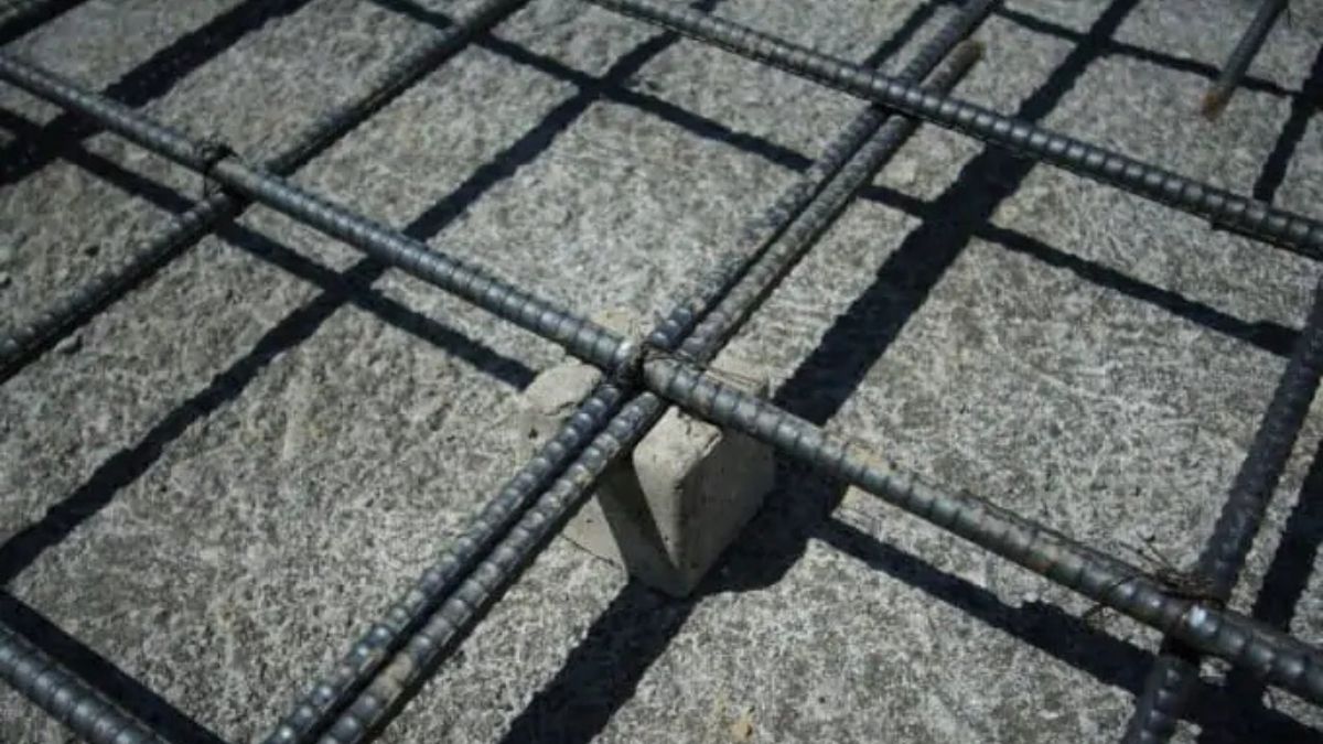 "Con kê bê tông trong kết cấu thép sàn 2 lớp đảm bảo khoảng cách thép đúng tiêu chuẩn kỹ thuật xây dựng"