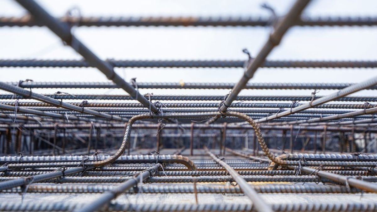 "Bố trí thép sàn 2 lớp với khoảng cách và thép đai đúng tiêu chuẩn kỹ thuật xây dựng"