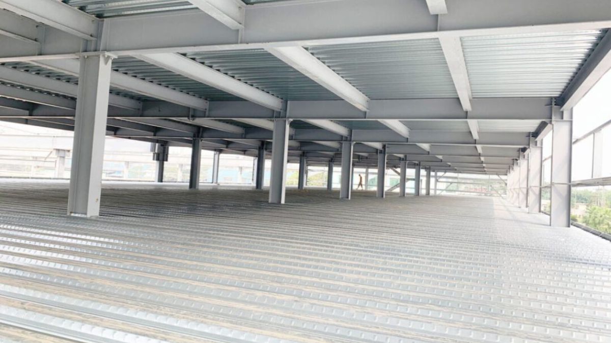 "Kết cấu sàn thép nhà xưởng với hệ dầm và tôn sàn liên hợp chắc chắn, tiêu chuẩn thi công công nghiệp"