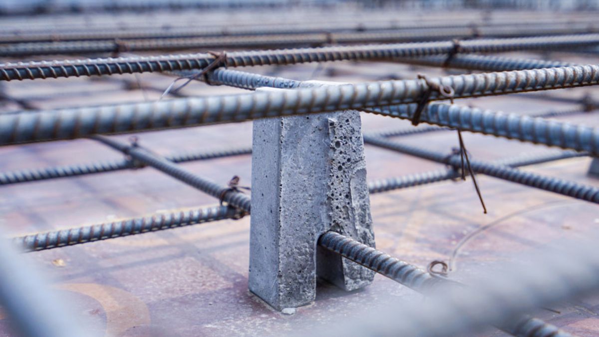 "Chi tiết kê con kê bê tông trong mặt cắt thép sàn 2 lớp giúp đảm bảo lớp bảo vệ bê tông đúng kỹ thuật"