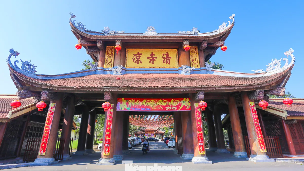 Mẫu cổng chùa Tứ Trụ bằng gỗ lim truyền thống Việt Nam