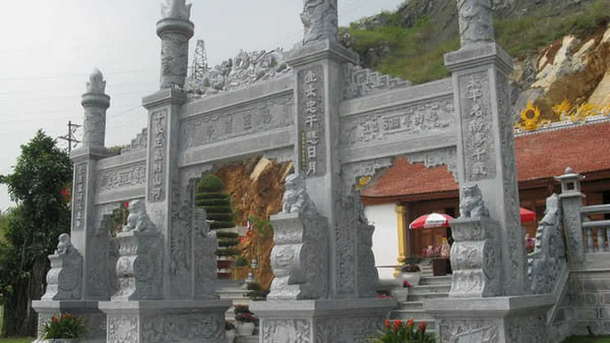 Mẫu cổng tam quan bằng đá xanh tự nhiên đẹp, chạm khắc tinh xảo