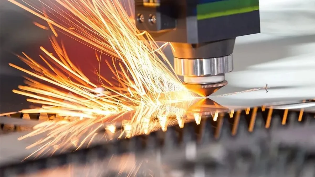 "Gia công kim loại tấm – Cắt CNC, tạo hình chi tiết với tia laser chính xác"