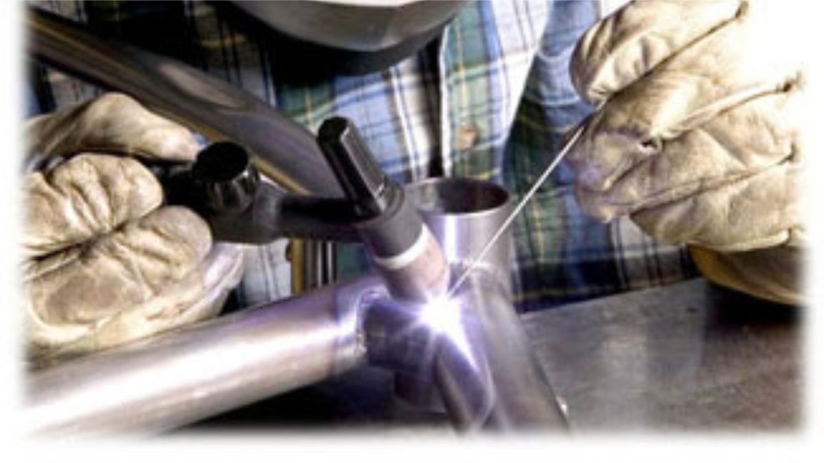 "Thợ cơ khí hàn nhôm bằng máy hàn TIG, tạo mối hàn sáng đẹp và chính xác trên ống kim loại."