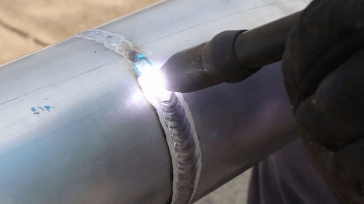 "Mối hàn nhôm đẹp được thực hiện bằng máy hàn TIG trên ống kim loại tròn."