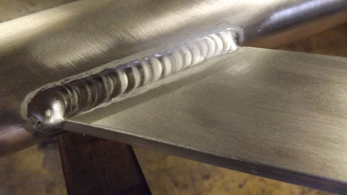 "Mối hàn TIG nhôm đẹp, đường hàn đều và sáng bóng trên bề mặt kim loại."