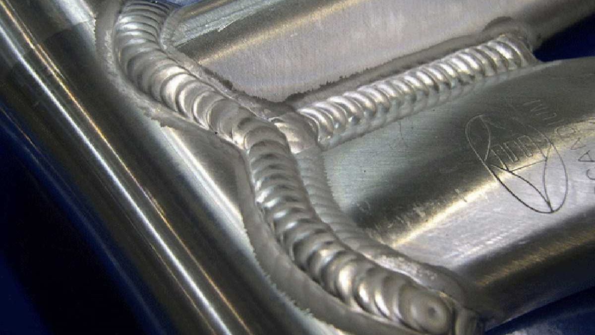 "Mối hàn TIG nhôm chất lượng cao, đường hàn gọn gàng và sáng bóng trên bề mặt kim loại."