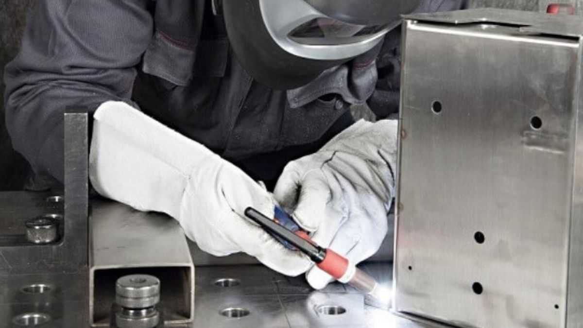 "Thợ hàn đang thực hiện hàn nhôm bằng máy hàn TIG, tạo mối hàn tinh xảo và chắc chắn trên vật liệu inox."