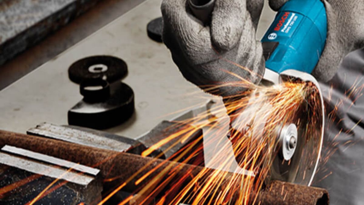 "Máy mài góc Bosch cắt kim loại tạo tia lửa trong xưởng cơ khí – hướng dẫn cách sử dụng an toàn và hiệu quả."