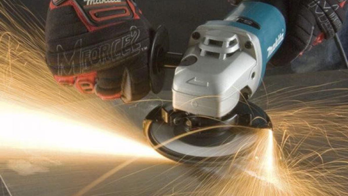 "Máy mài góc Makita đang hoạt động, phát tia lửa khi cắt mài kim loại – hướng dẫn sử dụng an toàn và hiệu quả cho thợ cơ khí."