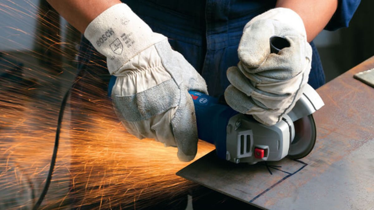 "Thợ cơ khí sử dụng máy mài góc Bosch để cắt mài kim loại, tạo tia lửa mạnh – hướng dẫn cách dùng an toàn, hiệu quả."