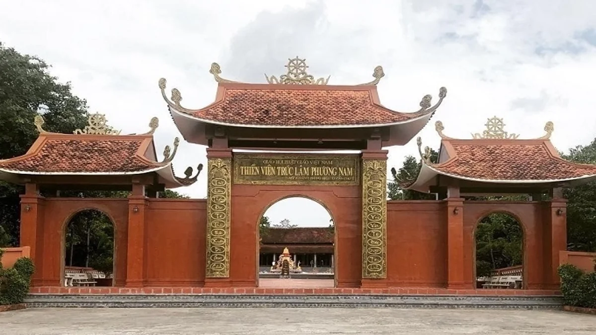 Mẫu Cổng Chùa Hiện Đại Tối Giản hiên bằng bê tông lược bỏ những chi tiết cầu kì 