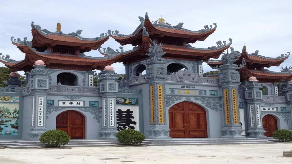 cổng chùa kiểu vòm bằng bê tông chạm khắm tinh xảo