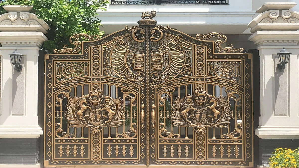 Mẫu cổng phù điêu sử tử uy quyền phong cách cổ điển sang trọng cho biệt thự