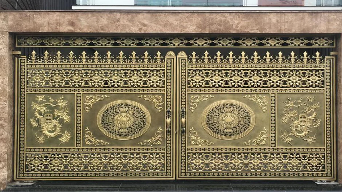 Mẫu cổng trống đồng kín đặc kết hợp phù điêu sang trọng 2025