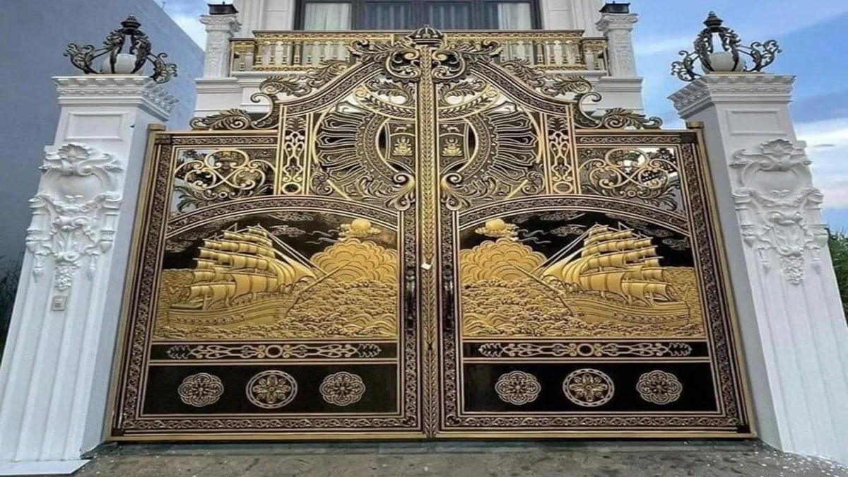 Mẫu cổng kín đặc kết hợp phù điêu cổ điển sang trọng cho biệt thự cao cấp