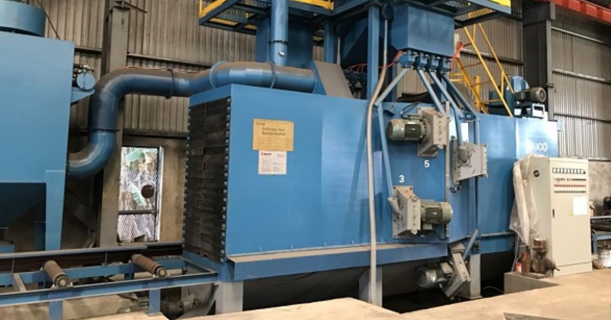 Máy phun bi công nghiệp tại nhà máy thép