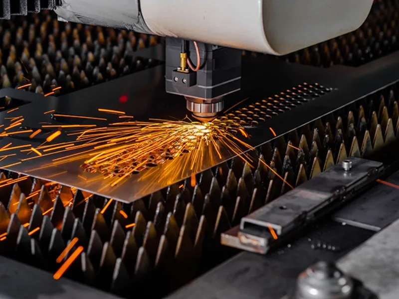 Máy cắt laser CNC cắt kim loại tấm với tia laser công suất cao, tạo đường cắt chính xác và bề mặt mịn.